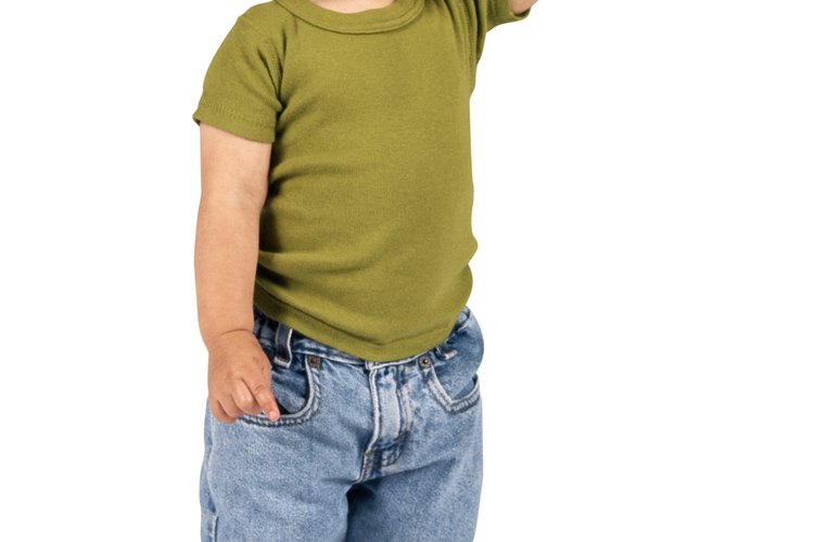 La ropa de niños pequeños debe quedar ajustada y las piernas del pantalón deben ser enrolladas para evitar tropiezos.