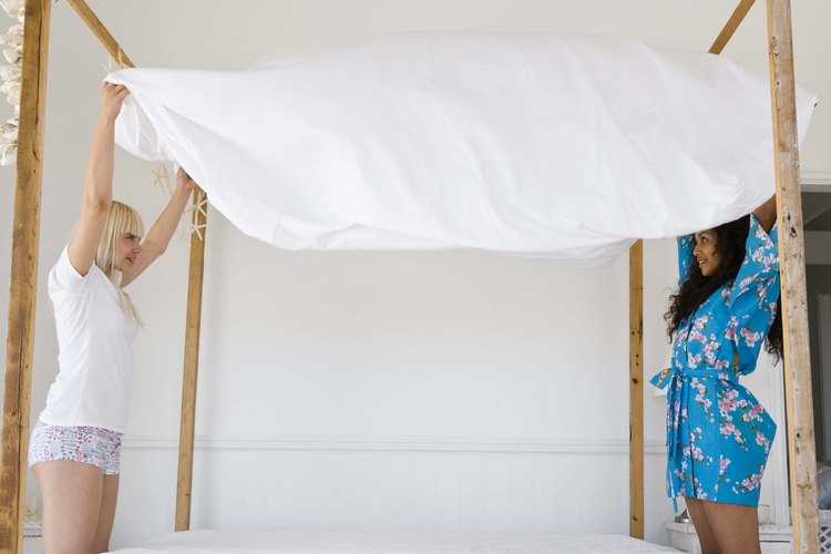 Prepara un juego de sábanas para cada cama en una de tus cajas de "Abrir primero".