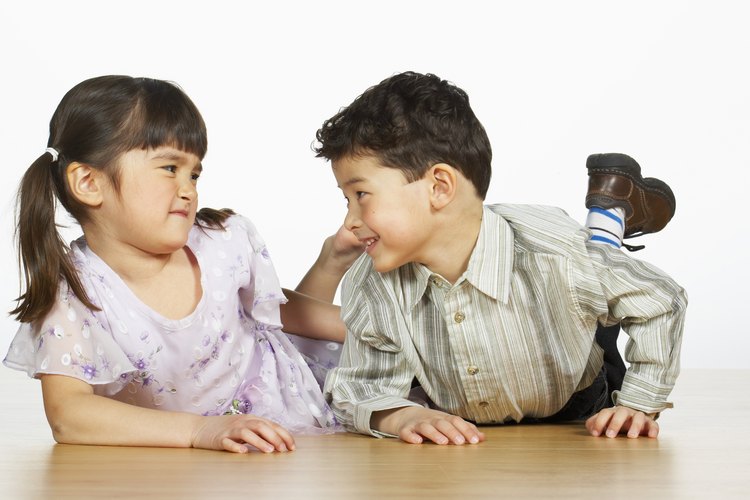 Los hermanos no siempre se llevan bien, pero los padres sólo deben intervenir cuando el problema se intensifica.