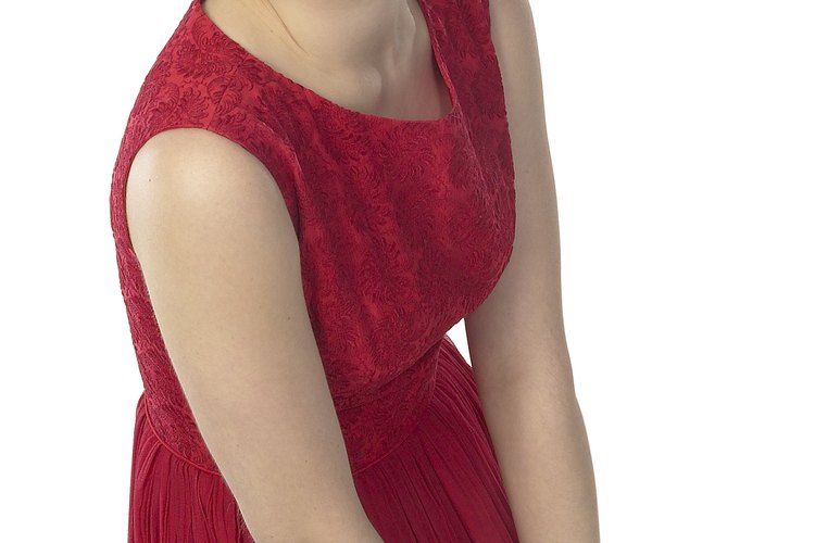 Una falda acampanada y ceñida en la cintura hace que este vestido sea un clásico para los cuerpos con formas de reloj de arena o pera.