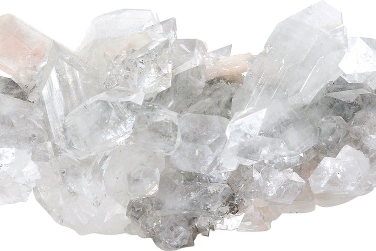 Los cristales de cuarzo tienen características distintivas.