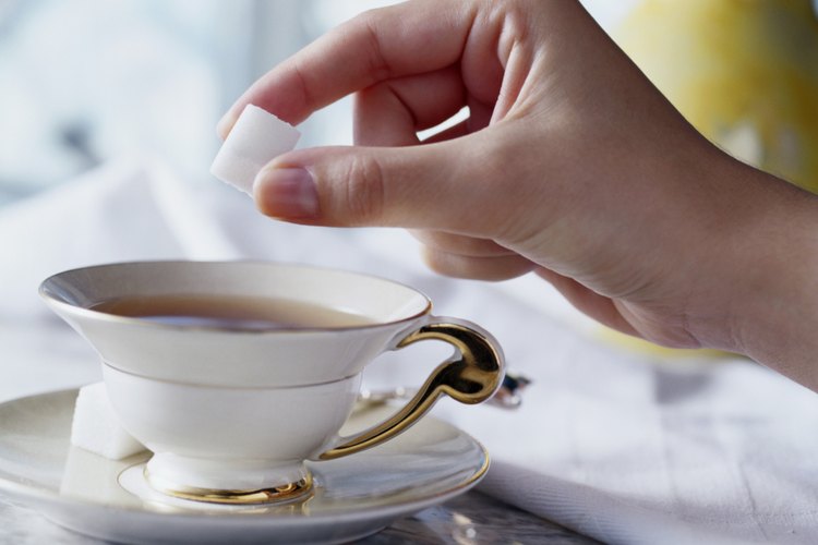 Haz tus invitaciones para tu reunión de té.