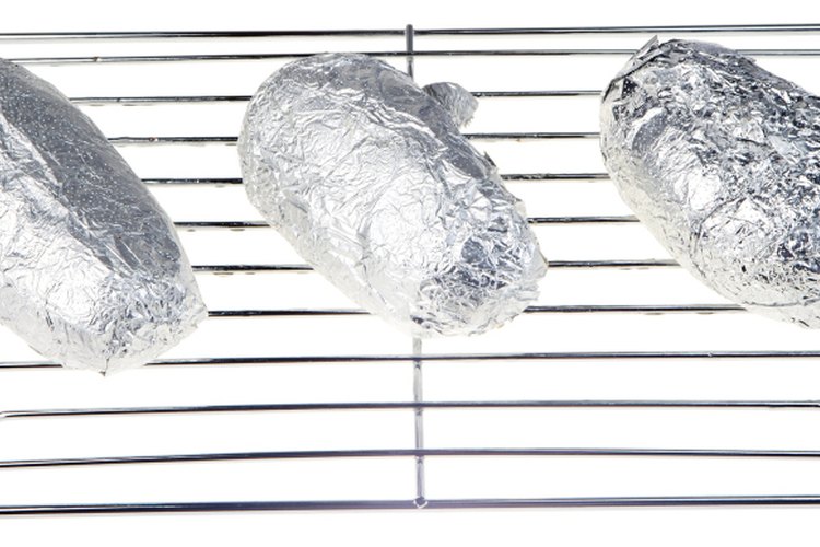 Usar papel de aluminio en un estante de horno está bien; usarlo en la base del horno no lo es.