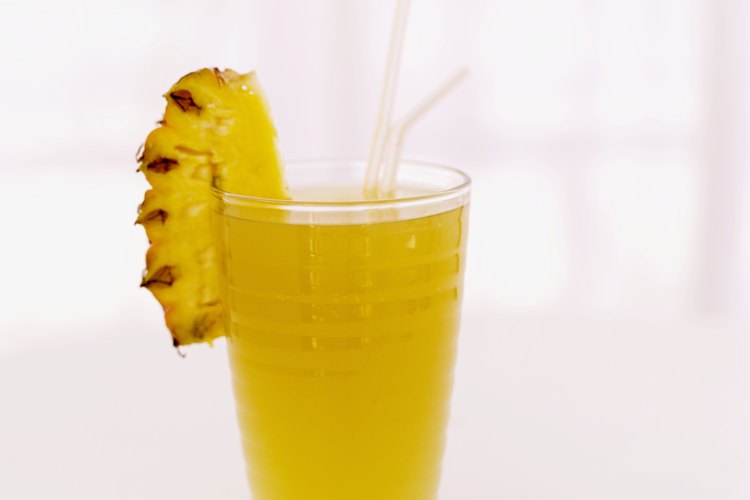 Disfruta un jugo de piña durante un día caluroso