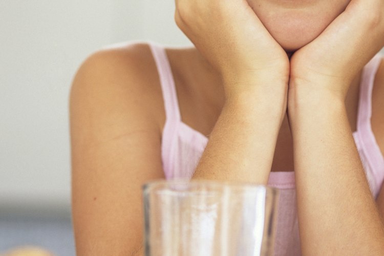 Los productos lácteos puede espesar el moco, por lo que es una buena idea seguir con el jugo y el agua.
