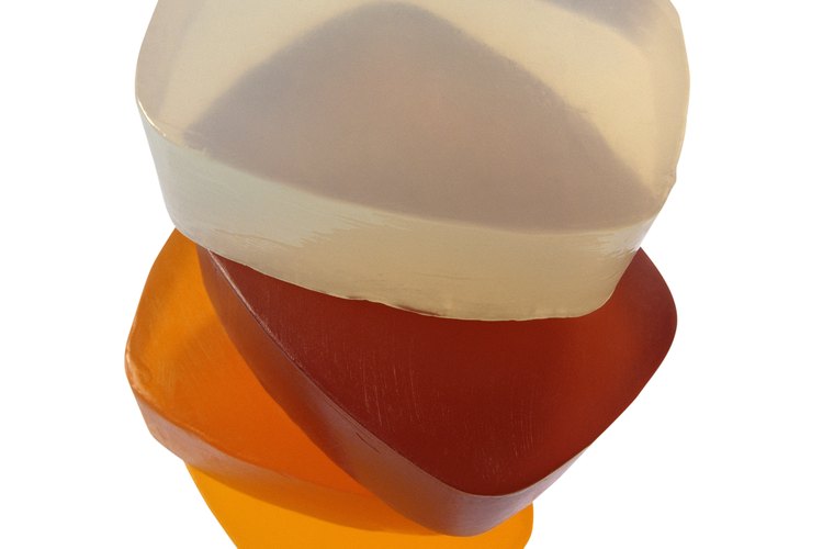 Haz un jabón transparente en casa y úsalo como regalo.