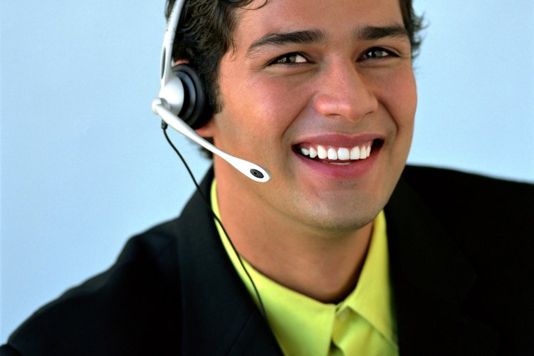 Un telemarketer hace llamadas salientes a los clientes potenciales para vender productos o servicios.