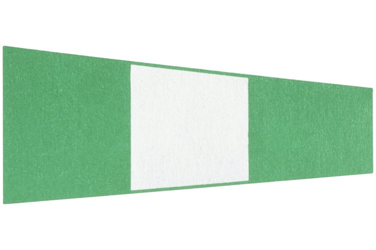 Para la decoración cuelga banderines de los colores representativos de la película.