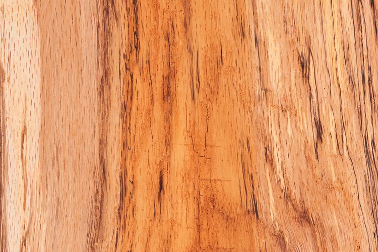 Pasa de arriba abajo el veteador de madera.