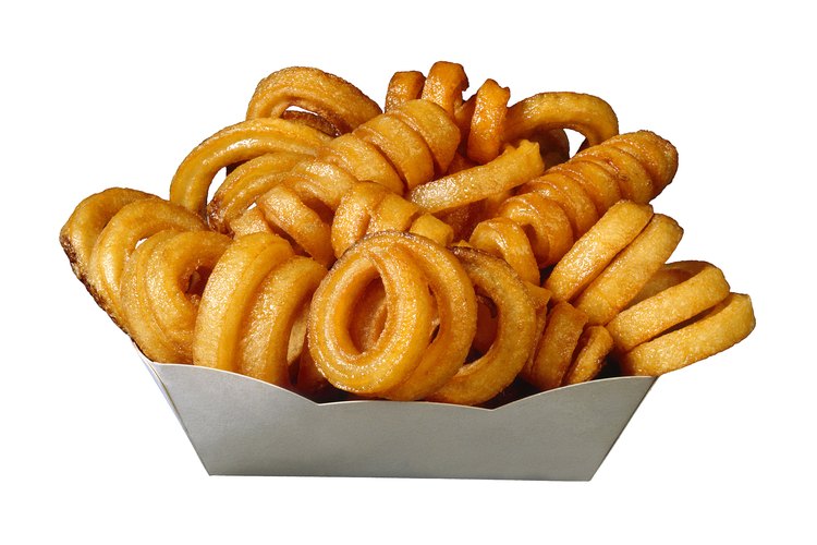Las papas fritas de cinta rizada son una merienda de feria común.