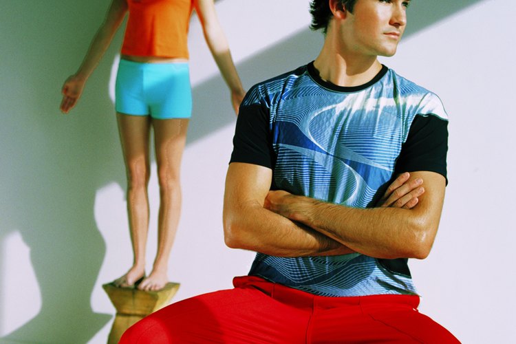 La modelo debe estar parada y con los brazos separados del cuerpo.