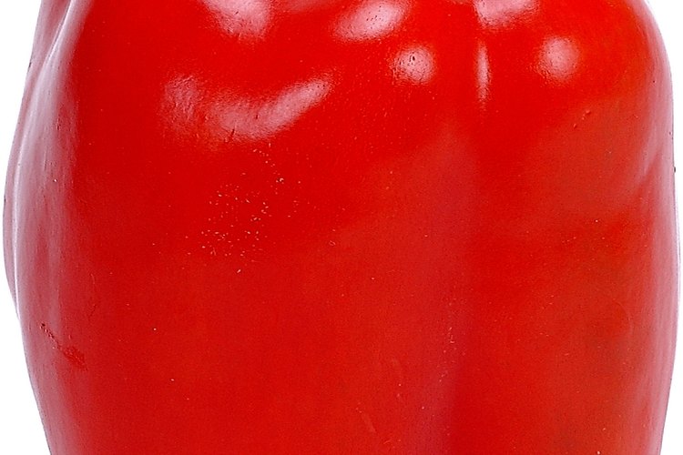 Los de mayor consumo son los rojos y verdes, aunque también se puede encontrar en el mercado pimientos amarillos, violetas e incluso negros.