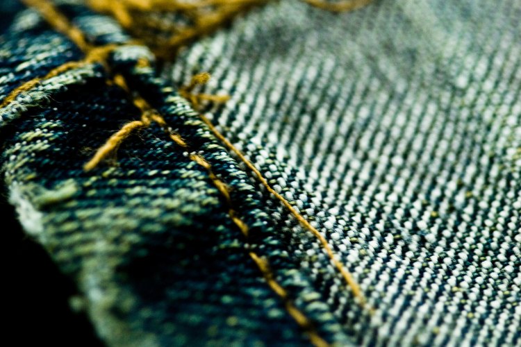 Los bluyín de mezclilla, ahora siendo un básico, fueron la innovación de Levi Strauss en 1800.