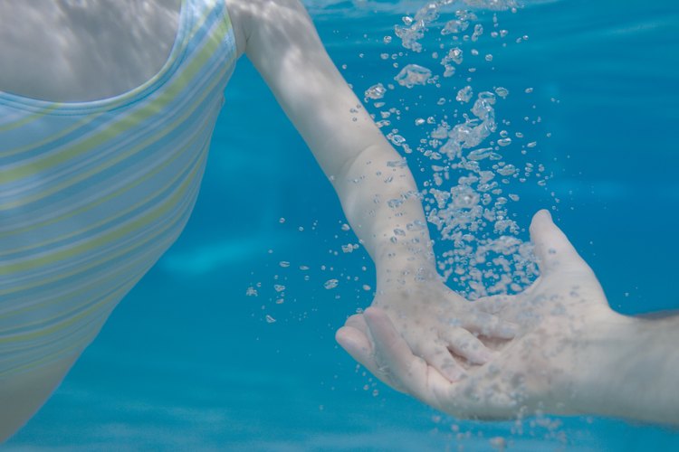El ácido cianúrico excesivo puede conducir a una piscina insalubre.