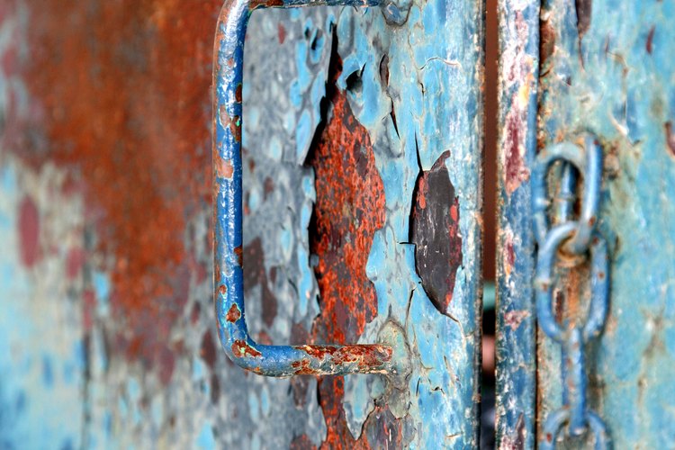 Reparar una puerta de metal oxidada extenderá su vida útil.