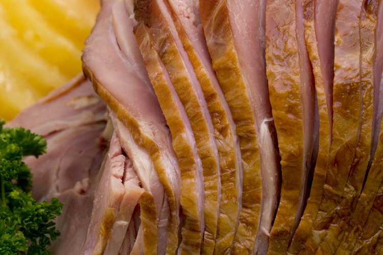 Prepara un jamón cortado en espiral con glaseado.