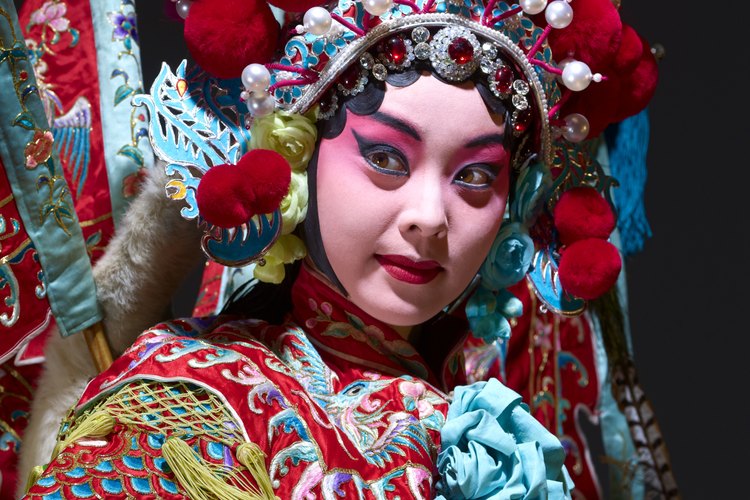 Los trajes de ópera chinos suelen representar la historia de las naciones.