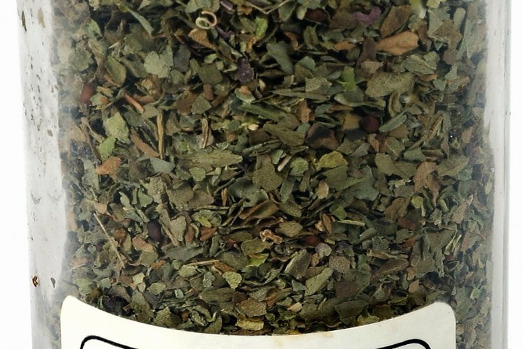 La albahaca puede ser secada y molida o usada fresca en una variedad de platos.