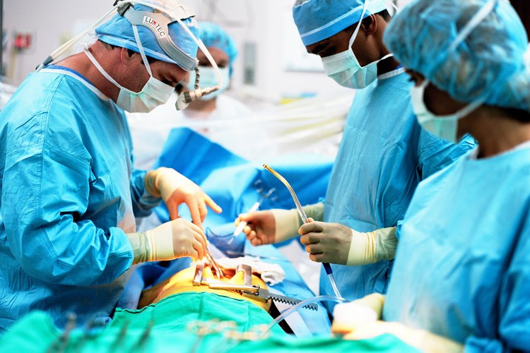 Se necesita un equipo de especialistas en el cuidado de la salud para llevar a cabo una cirugía de corazón.