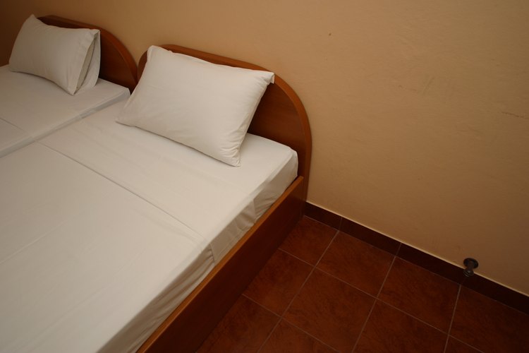 Las chinches pueden esconderse en las cabeceras de la cama y en el suelo.