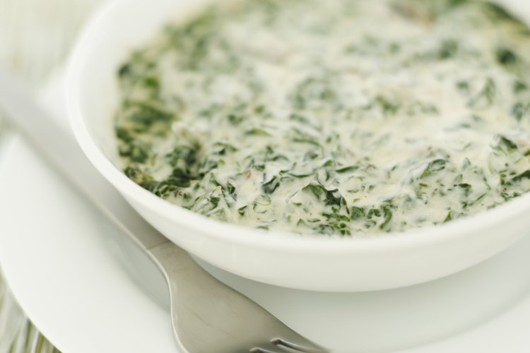 Sirve espinacas a la crema con el bacalao.