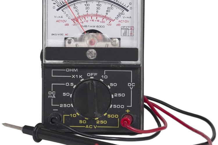 Conecta la sonda roja del voltímetro al terminal positivo de la batería.