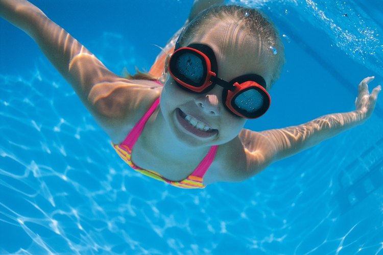 Las piscinas públicas son opciones de entretenimiento baratas para niños.