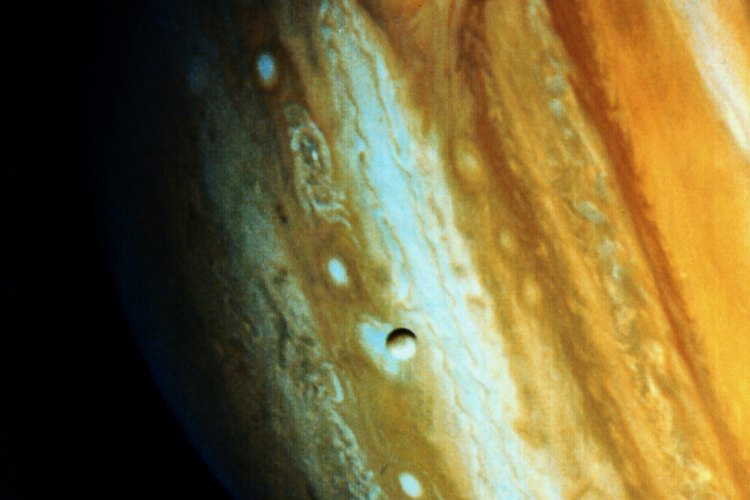 Júpiter tiene más de 60 lunas detectadas.