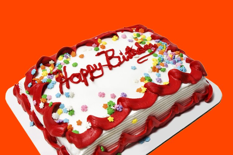 Usar mangas de repostería es una solución rápida para decorar tortas.
