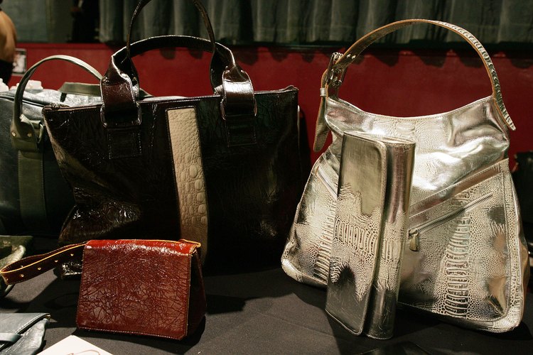 Ambos cueros de napa y lavado son utilizados en accesorios de moda.
