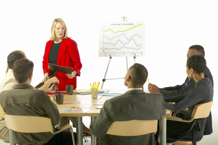 Una persona que da una presentación suele utilizar ayudas visuales para demostrar su punto.