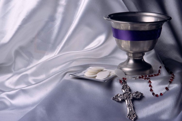 Los elementos de la Eucaristía y el Rosario son partes importantes de la adoración católica.