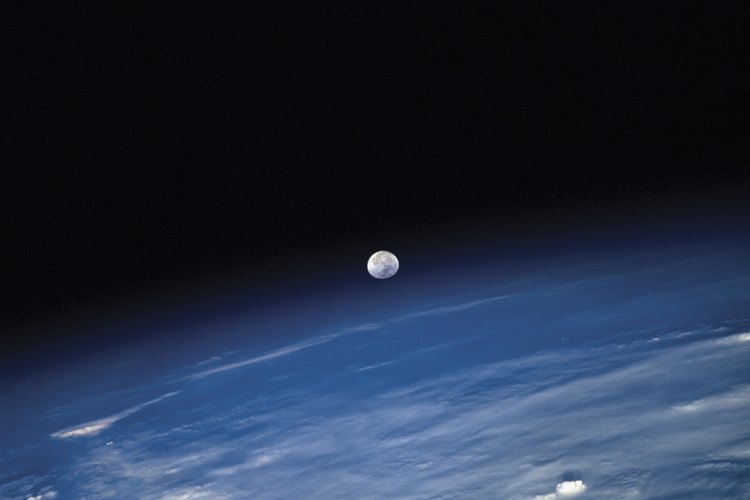 Aunque la Tierra tiene una sola Luna, otros planetas tienen muchas más.
