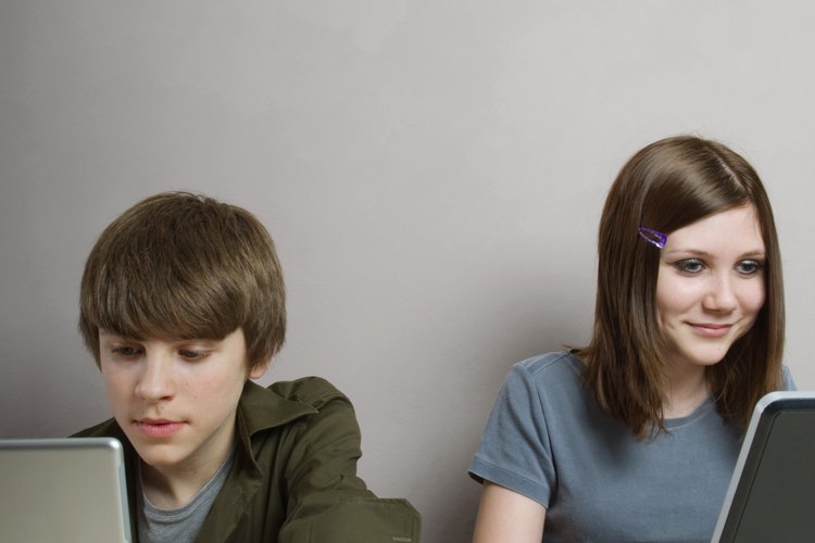 Los adolescentes utilizan Internet para mirar videos, escuchar música y buscar información.
