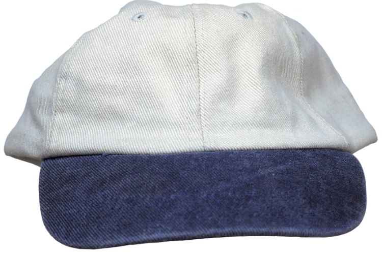 Puedes hacer invitaciones mas económicas con tela usando gorras de béisbol genéricas.