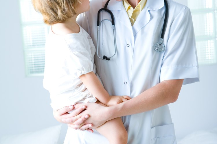 Los pediatras obtienen grandes salarios por tratar niños heridos y enfermos.