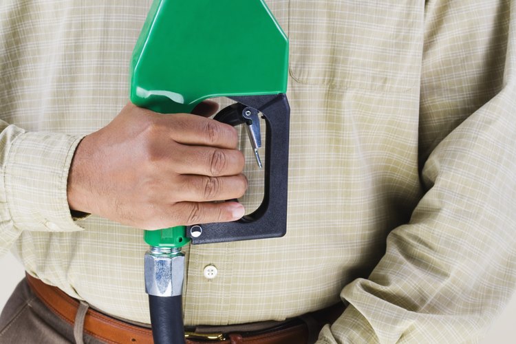 Cuenta con tanque de combustible de 15,9 litros.