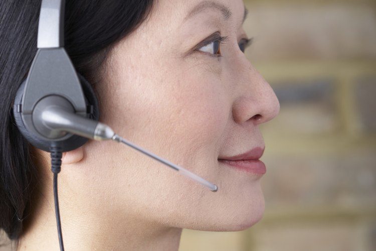 Un buen supervisor de call center a veces responde él mismo a preguntas de los clientes.