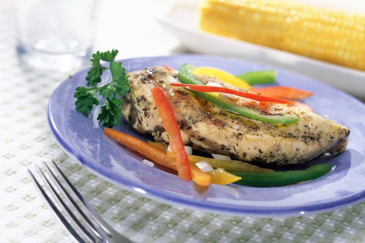Pollo grillado con vegetales.