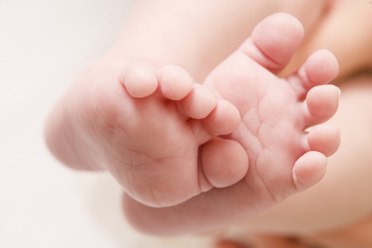 Fotos, tarjetas de felicitación y el brazalete del hospital son todos los elementos que puede ser que desees incluir en el álbum de recortes, pero resiste incluir el certificado de nacimiento real.