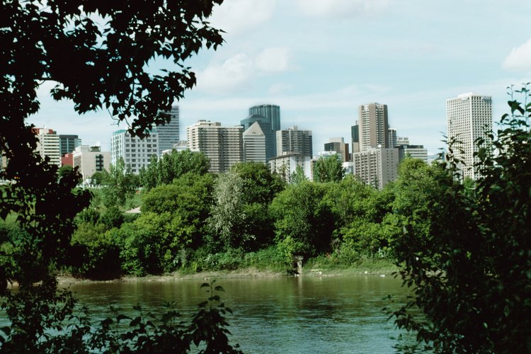 Haz una excursión delante del río North Saskatchewan a la vista de la ciudad de Edmonton.