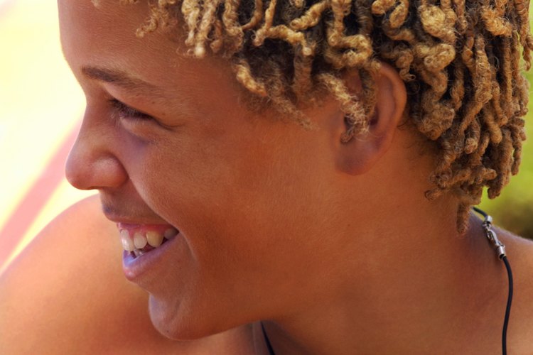 Tira la vaselina y usa esta cera orgánica para acondicionar tus rastas.