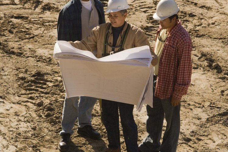 Un constructor habitualmente supervisará el proceso de construcción del hogar y contratará subcontratistas.