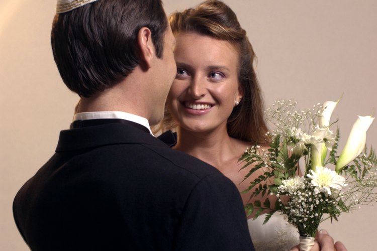 Antes del matrimonio, las muchachas jóvenes no tienen que cubrirse el cabello.