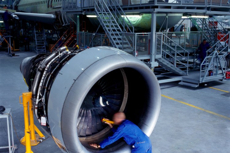 Los ingenieros aeronáuticos diseñan y desarrollan varios tipos de aviones así como también las tecnologías que se utilizan en los aviones.