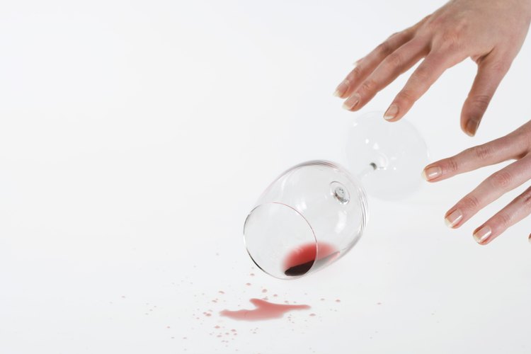 Las manchas de vino tinto agregan una coloración no deseada a los zapatos de lona blanca.