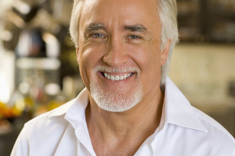 La barba de cabello canoso se encuentra comúnmente en los caballeros mayores.