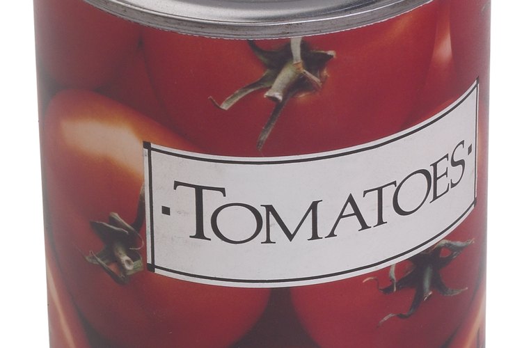 Es aceptable usar tomates en lata en lugar de usarlos frescos en varias recetas.