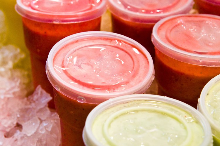 Combina cualquier tipo de fruta, jugo de fruta y hielo seco.