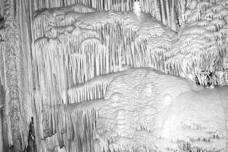 Descubre una gran variedad de formaciones de piedra caliza, mientras te sumerges en una ventura de espeleología en las Carlsbad Caverns.